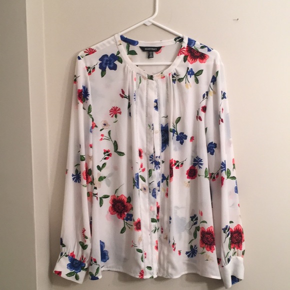 Ellen Tracy Tops - Pretty and feminine floral Ellen Tracy blouse
